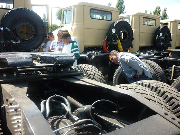 Инспекция очередной партии седельных тягачей КрАЗ офицерами Министерства обороны АРЕ