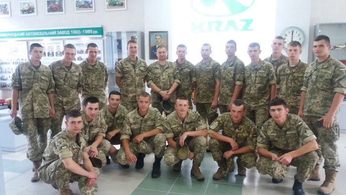 Военнослужащие и курсанты знакомились с КрАЗом