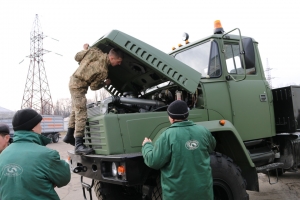 «КрАЗ» восстановил и передал военным еще два армейских автомобиля