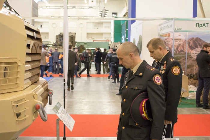 Пильна увага військових до техніки КрАЗ на виставці «Зброя та безпека»