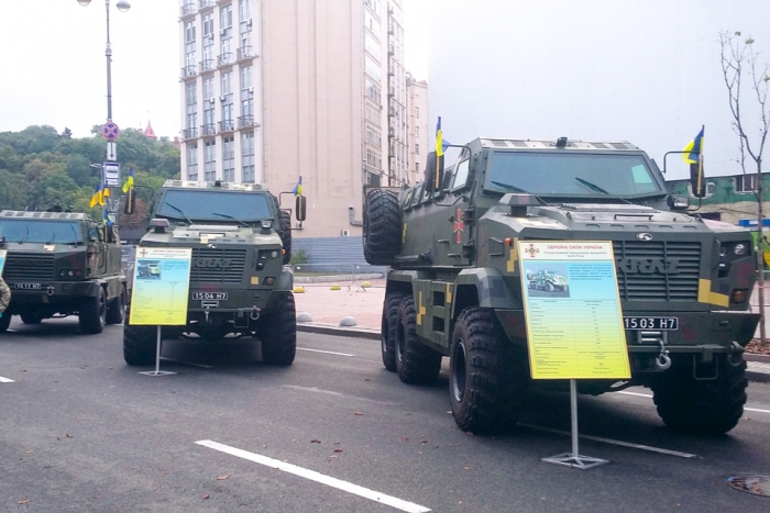 Военные КрАЗы демонстрировали мощь Украины  на Крещатике