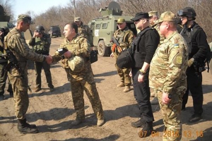 Министр Обороны и Секретарь СНБО Украины выбрали для поездки в зону АТО автомобиль КрАЗ-Кугуар